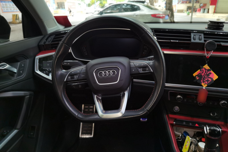 Audi Q3 2020 car image #15