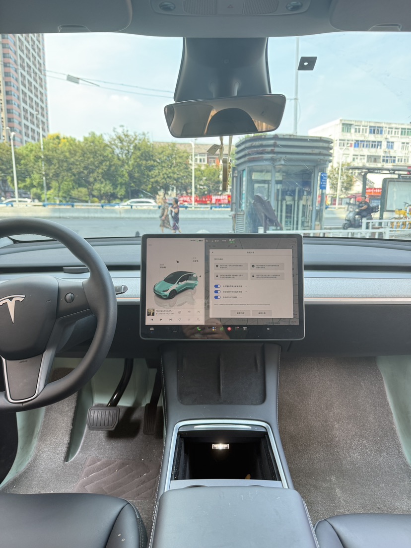 Tesla Model Y 2023 #6 Tesla Model Y 2023 car image #6