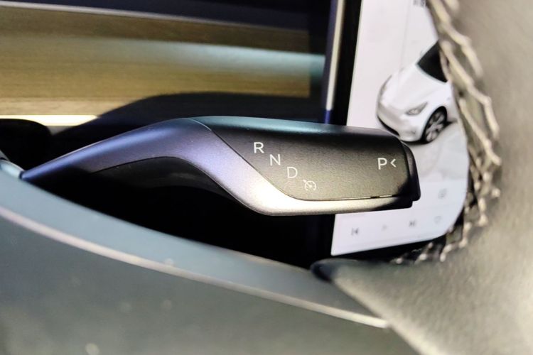 Tesla Model Y 2023 immagine di auto #14