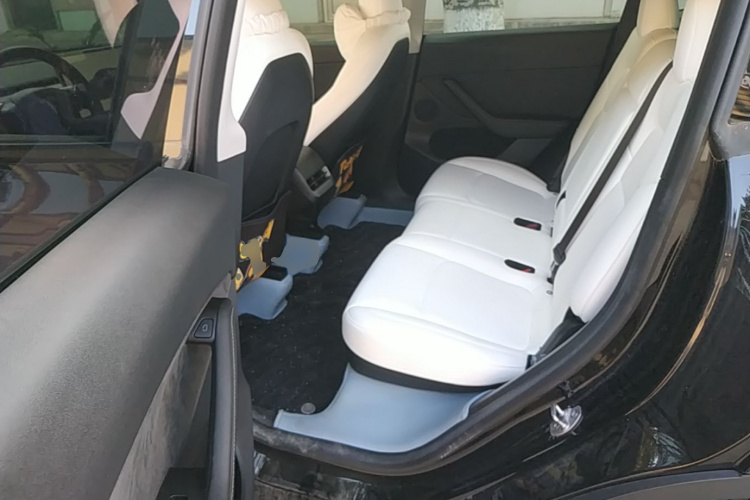 Tesla Model Y 2023 car image #17