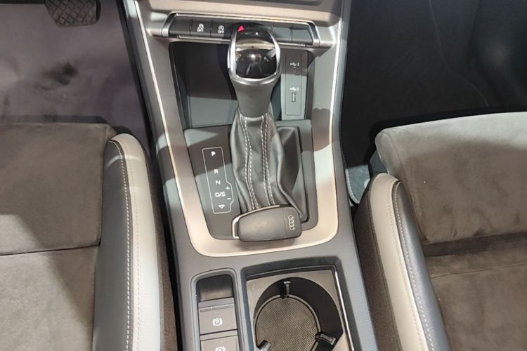 Audi Q3 2020 car image #14