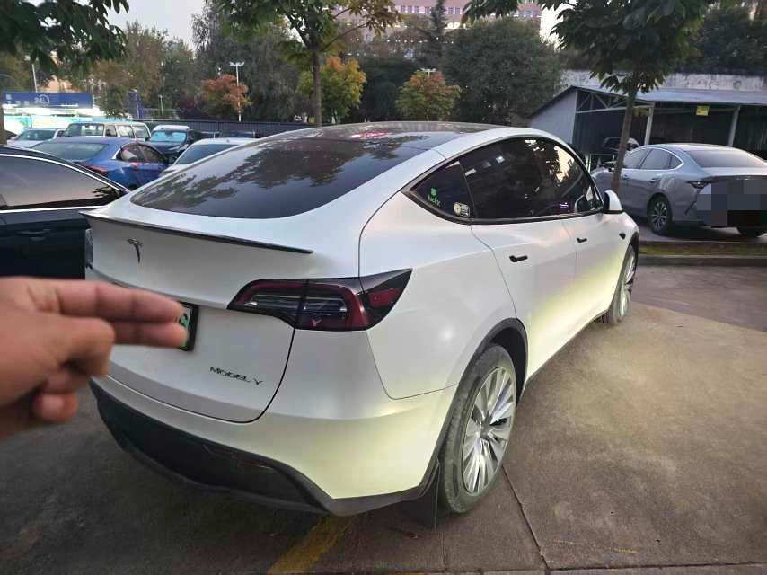 Tesla Model Y 2023 car image #3