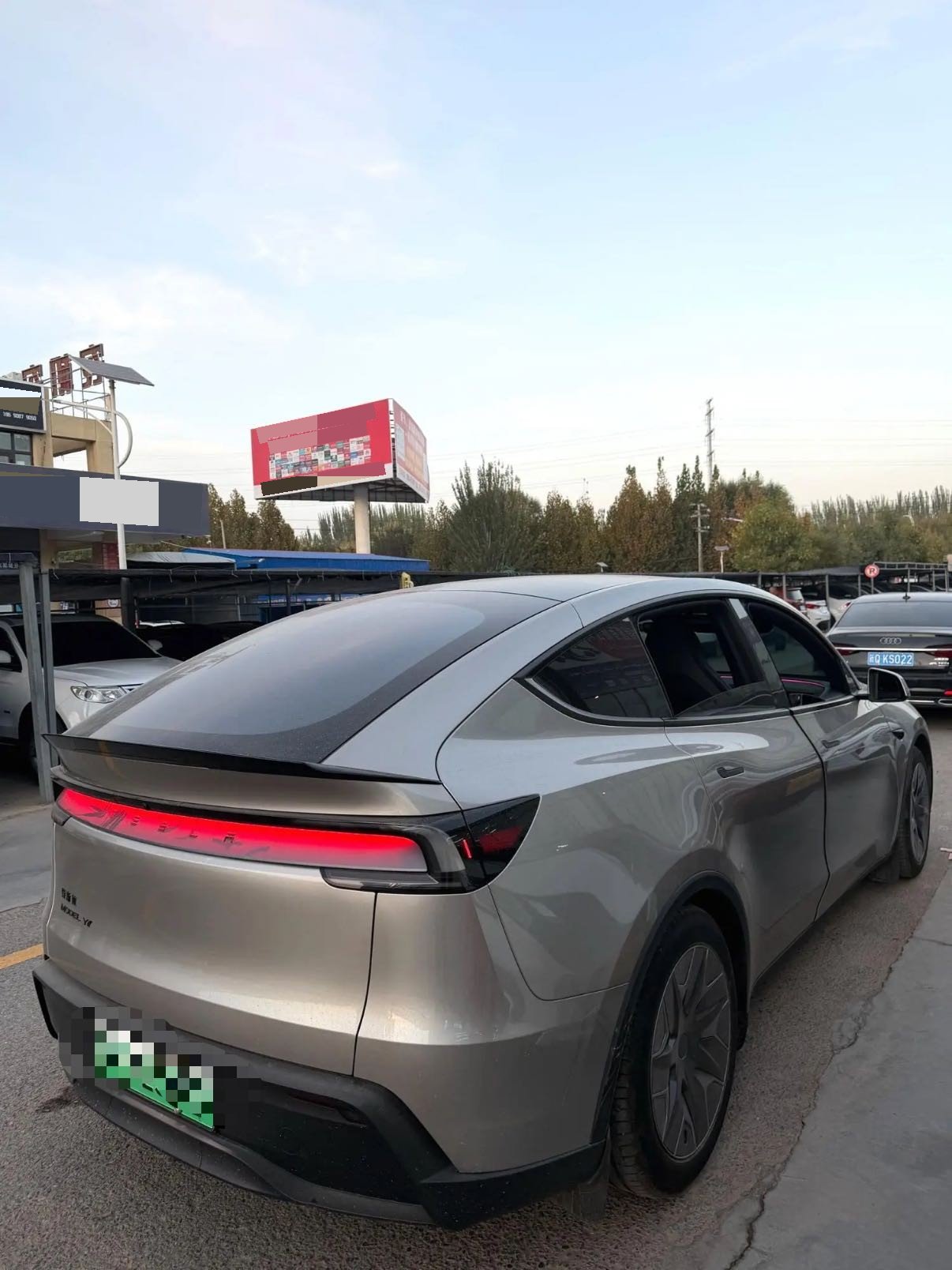 Tesla Model Y L 2026 imagem de carro #8