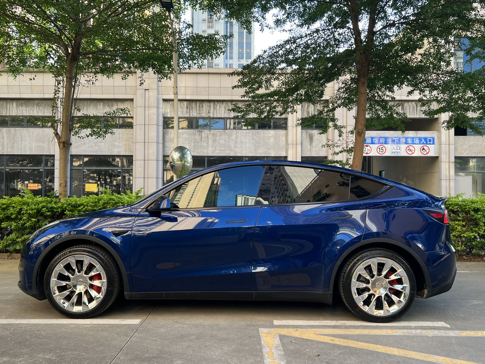 Tesla Model Y 2023 car image #2
