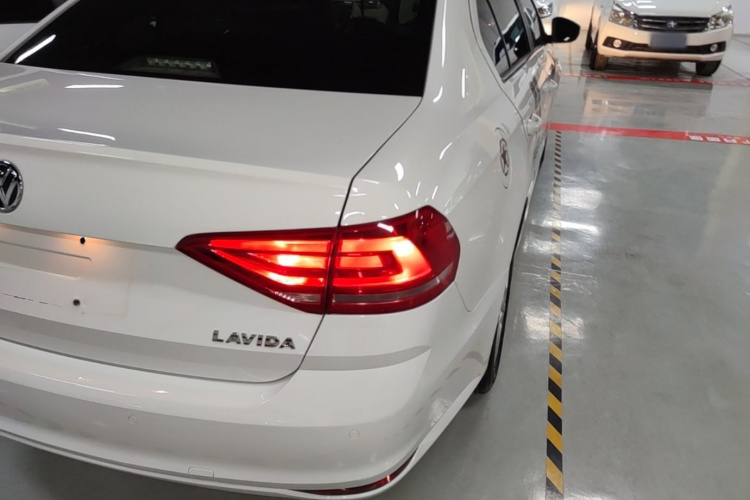 Volkswagen Lavida 2017 car image #8