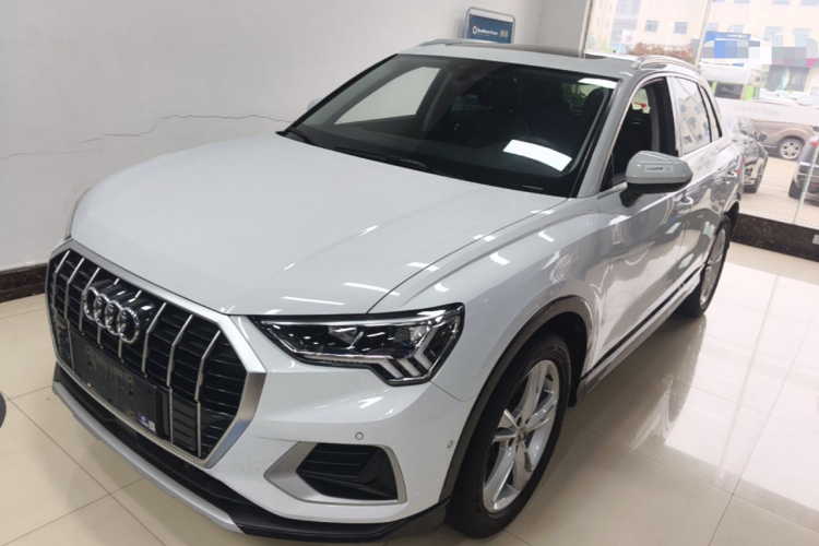 Audi Q3 2020 car image #2