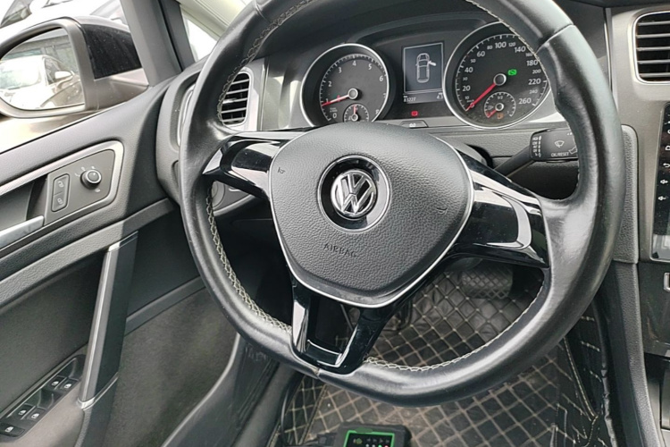 Volkswagen Golf 2017 car image #11