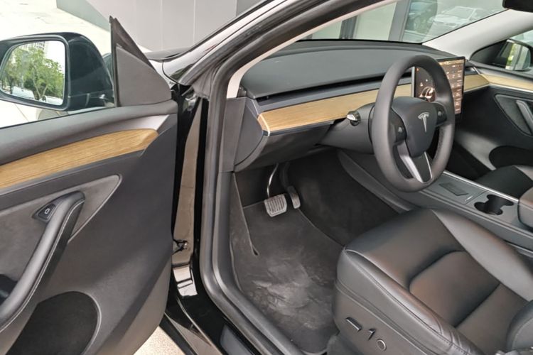 Tesla Model Y 2023 #16 Tesla Model Y 2023 car image #16