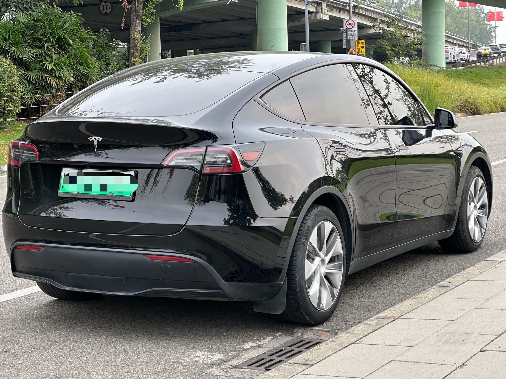 Tesla Model Y 2022 car image #11