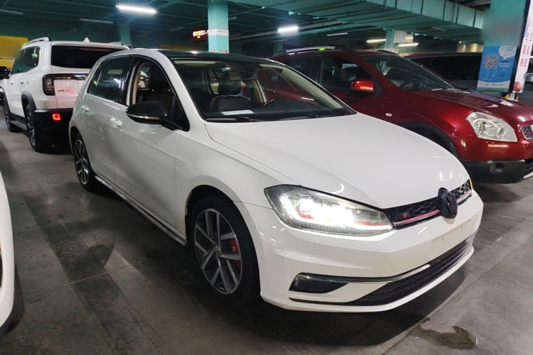 Volkswagen Golf 2020 car image #4
