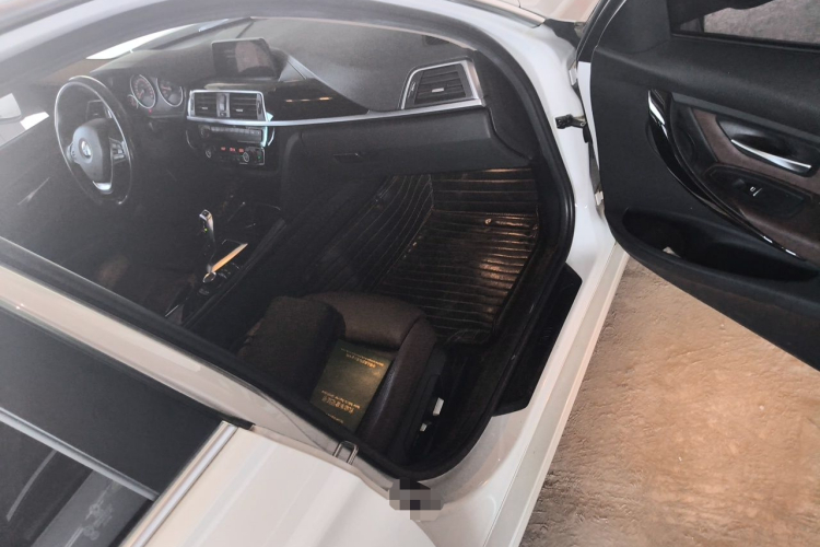 BMW 3 Series 2018 car image #27
