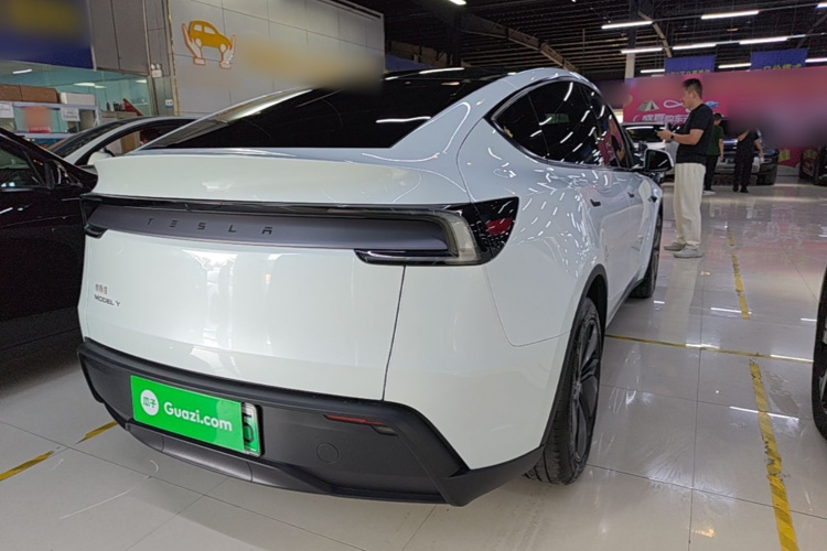 Tesla Model Y 2025 #5 Tesla Model Y 2025 car image #5