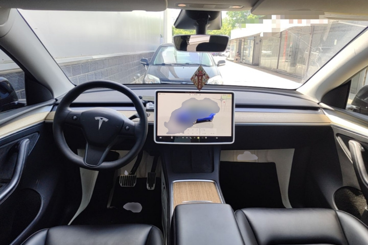 Tesla Model Y 2023 car image #11