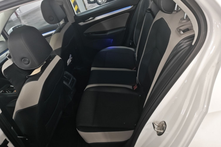 Volkswagen Golf 2022 car image #17