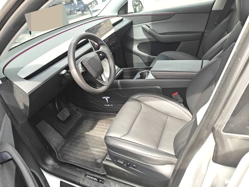 Tesla Model Y 2025 car image #2