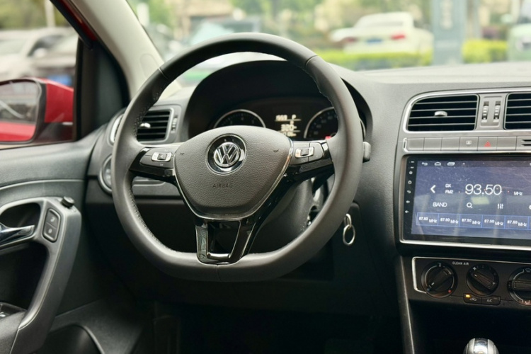 Volkswagen Polo 2018 car image #18