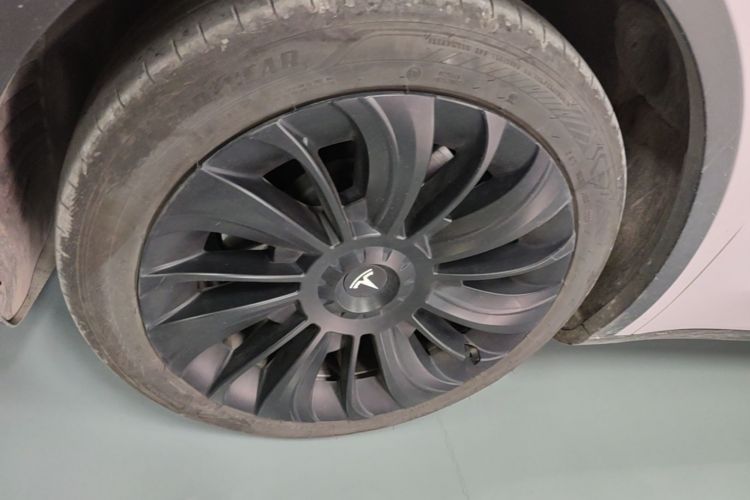 Tesla Model Y 2023 #9 Tesla Model Y 2023 car image #9