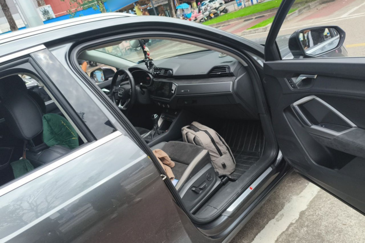 Audi Q3 2020 car image #25