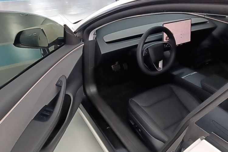 Tesla Model 3 2025 car image #16