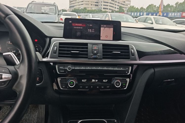 BMW 3 Series 2018 صورة سيارة #13