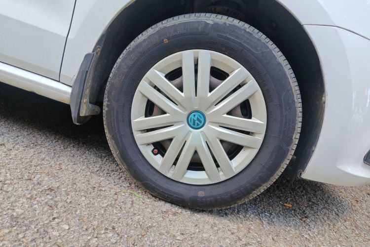 Volkswagen Polo 2015 car image #9