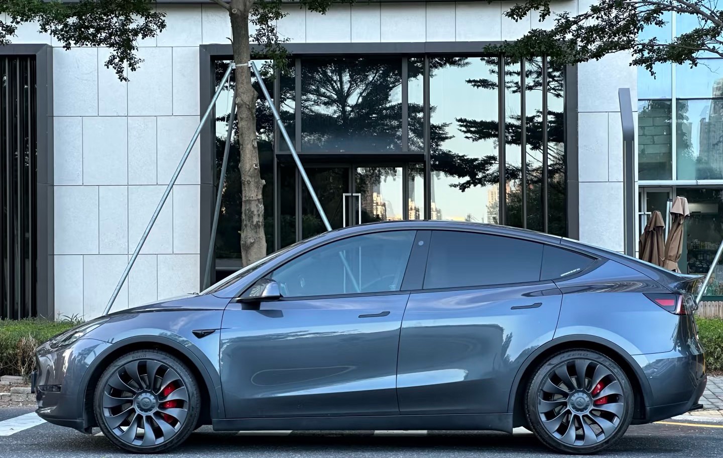 Tesla Model Y 2022 immagine di auto #2