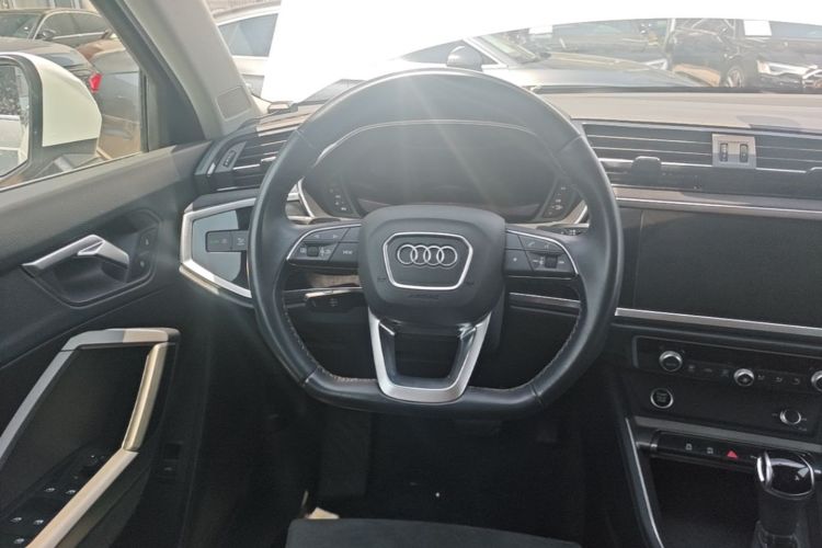 Audi Q3 2024 car image #11