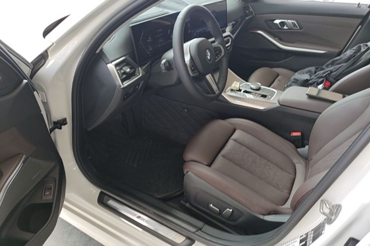 BMW 3 Series 2024 صورة سيارة #16
