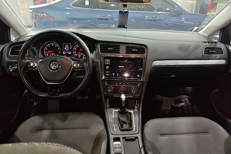 Volkswagen Golf 2019 car image #10