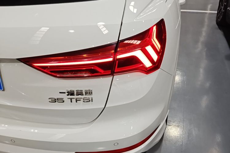 Audi Q3 2023 car image #8