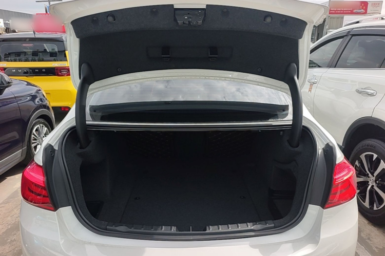 BMW 3 Series 2018 car image #21