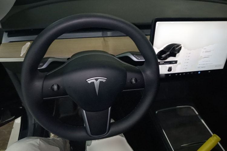 Tesla Model Y 2023 car image #11
