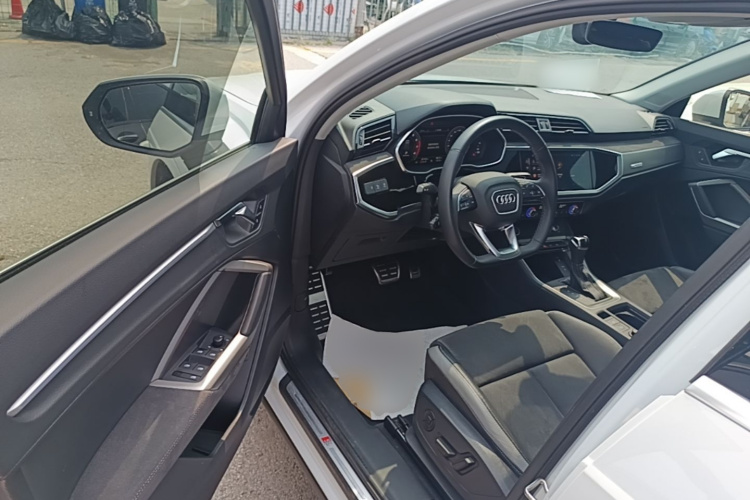 Audi Q3 2022 car image #16