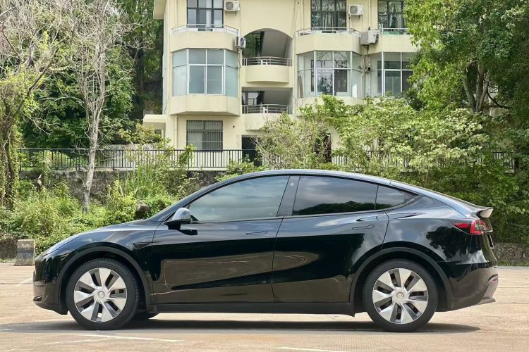 Tesla Model Y 2023 #4 Tesla Model Y 2023 car image #4