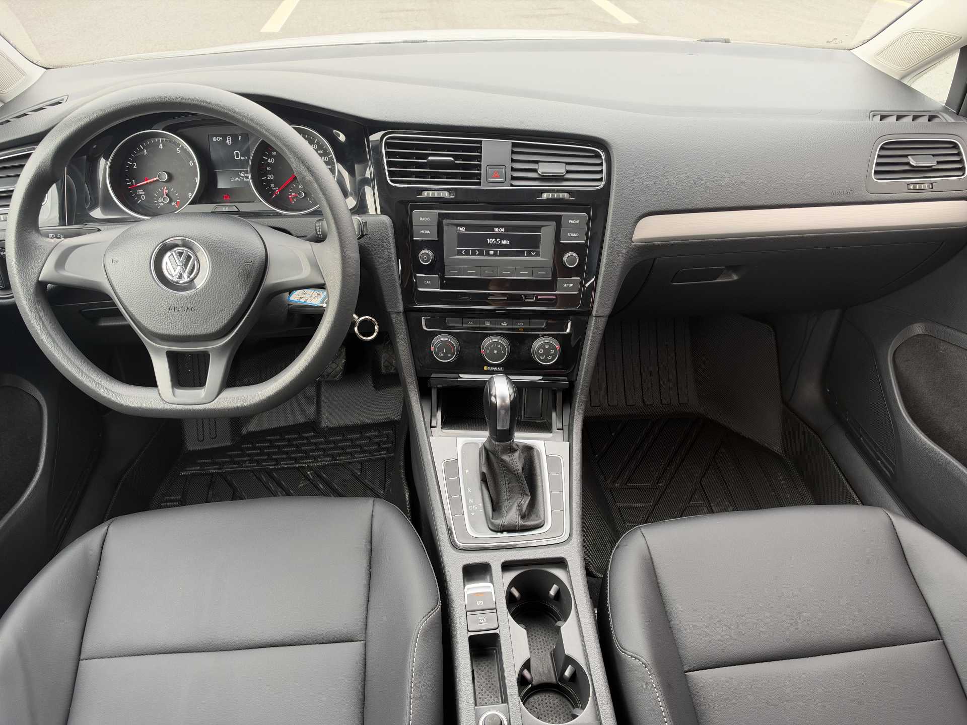 Volkswagen Golf 2018 car image #6