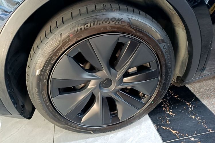Tesla Model Y 2024 immagine di auto #9