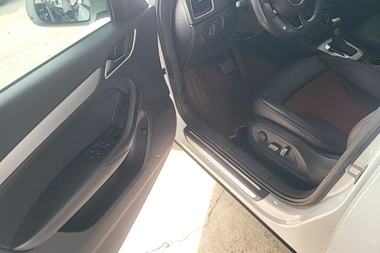 Audi Q3 2019 car image #15