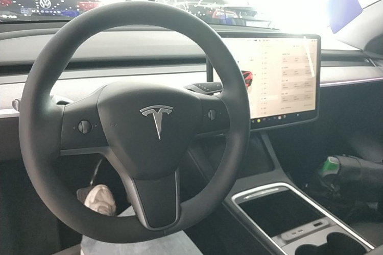 Tesla Model Y 2024 #11 Tesla Model Y 2024 immagine di auto #11