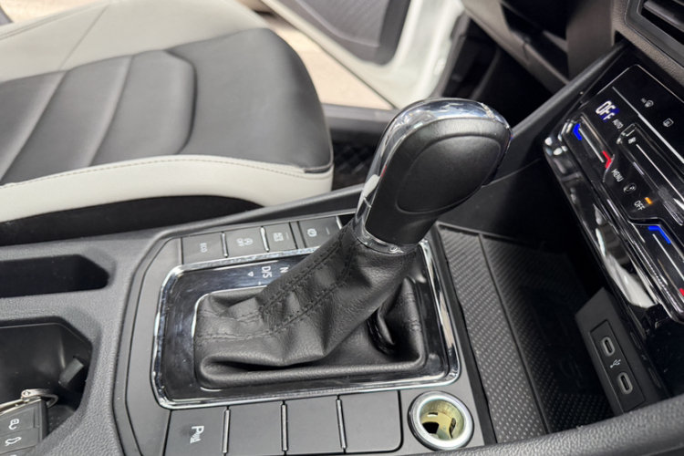 Volkswagen Bora 2023 car image #24