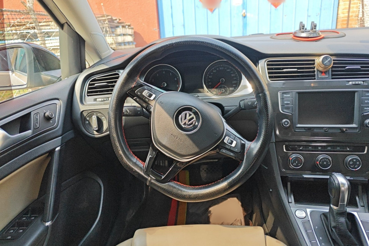 Volkswagen Golf 2017 car image #15