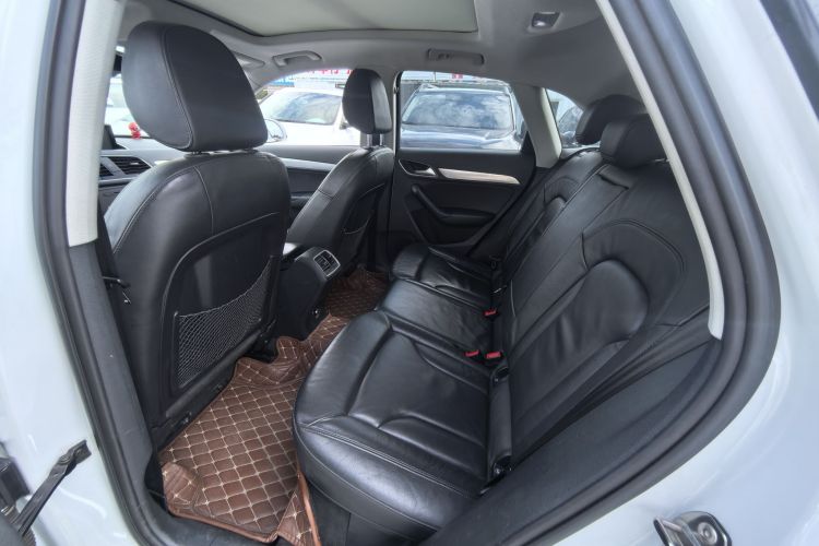 Audi Q3 2015 car image #11
