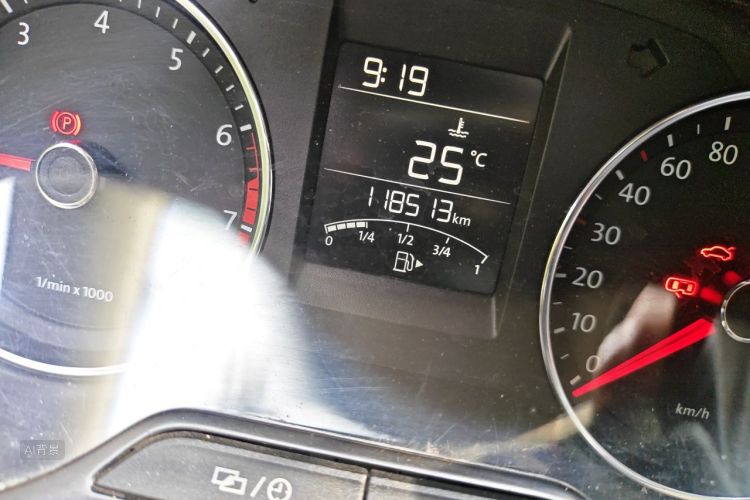 Volkswagen Polo 2015 car image #14