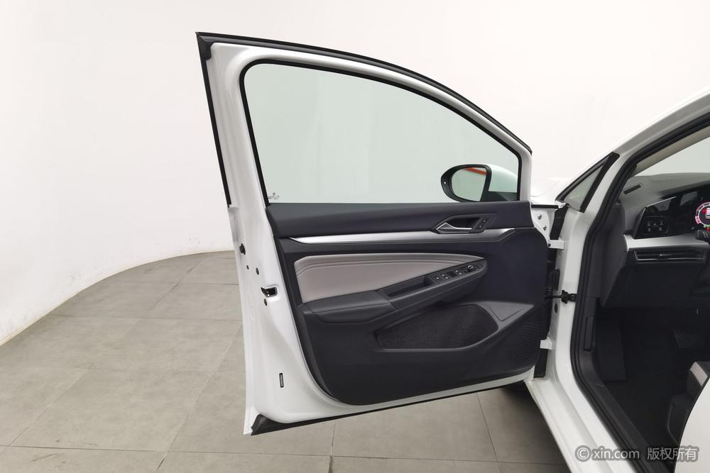Volkswagen Golf 2026 صورة سيارة #21
