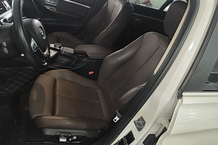 BMW 3 Series 2019 car image #19