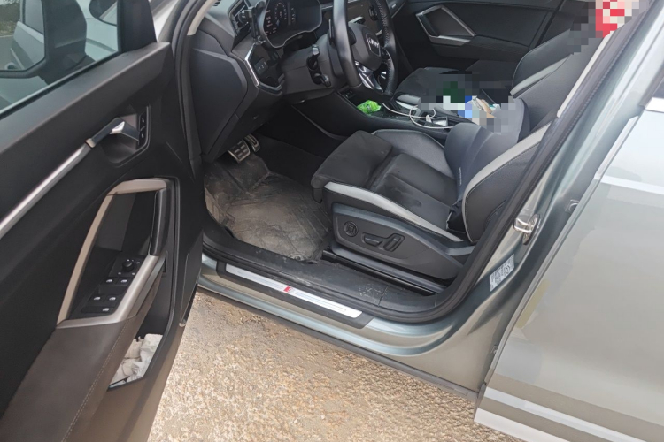 Audi Q3 2021 car image #9