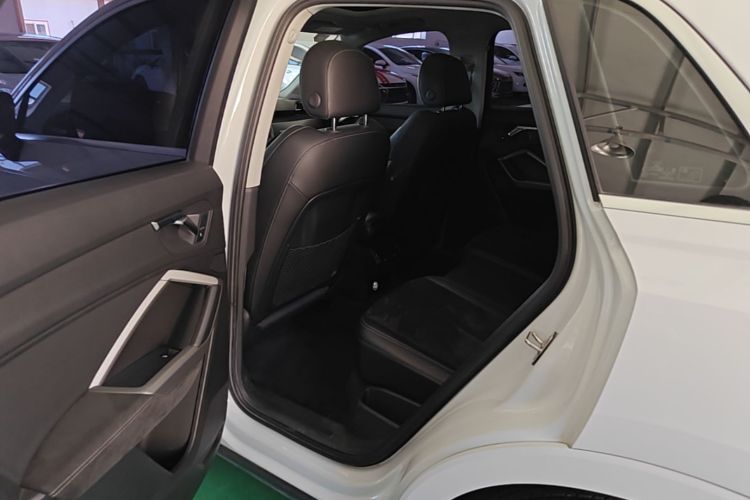 Audi Q3 2020 car image #17