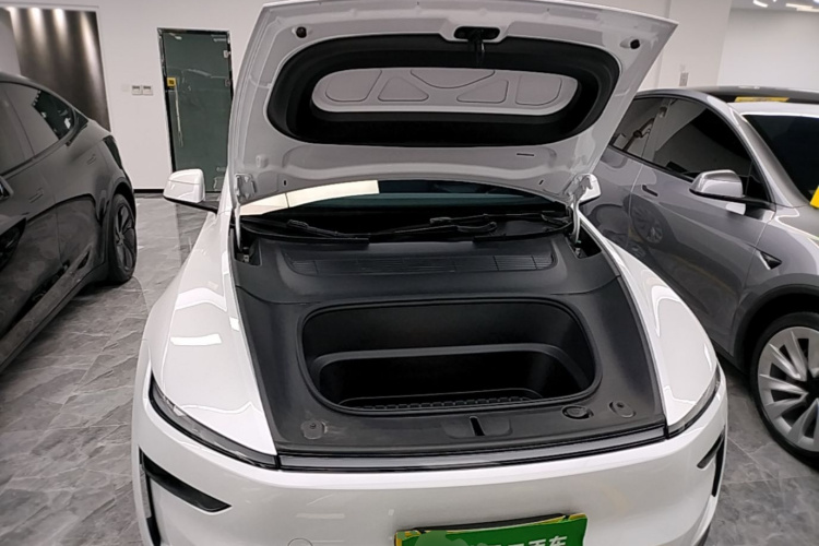 Tesla Model Y 2025 car image #20