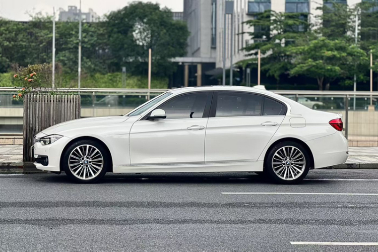 BMW 3 Series 2019 car image #9