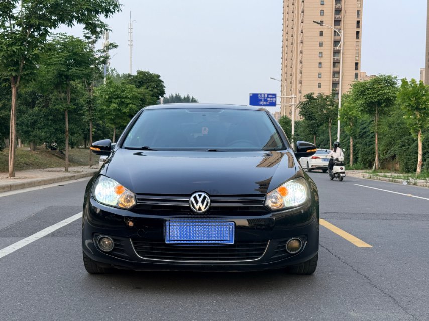 Volkswagen Golf 2010 car image #3