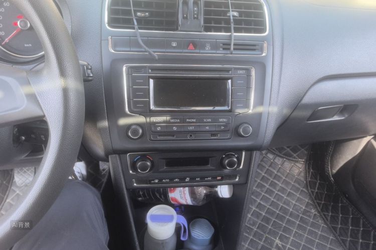 Volkswagen Polo 2015 car image #15